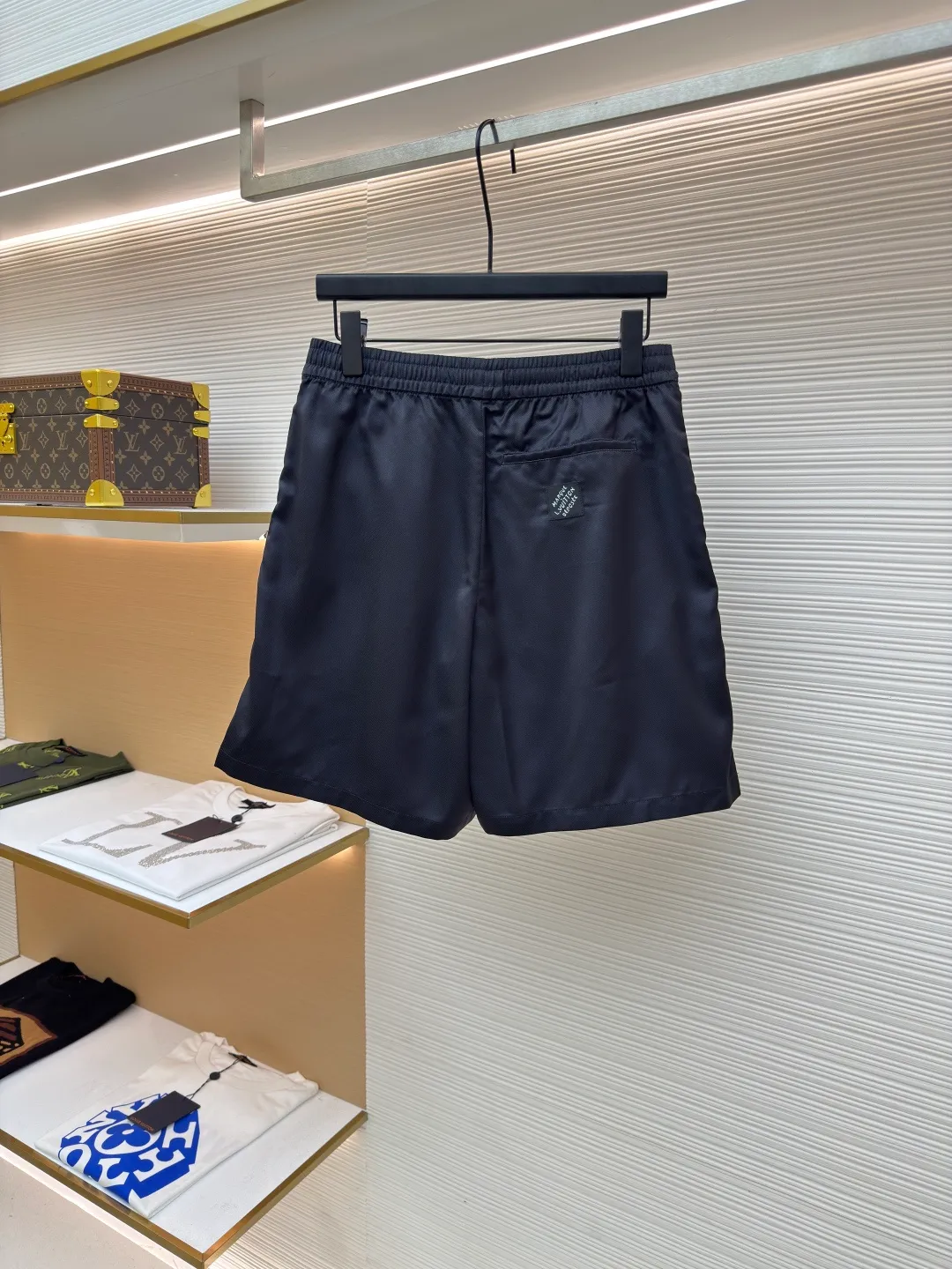LOUIS VUITTON Floral Print Letter Nigo Mulberry Silk Shorts ●Authentic product: Purchased and developed for 12900 ●Item number: 1680657-A65 ●Fabric: mulberry silk fabric ●Technology: Printing ●Version: Fitted version ●Weight: about 220 grams ●Size: Continuing Nigo's admiration for Japanese workwear aesthetics. The embellishment of pearlescent dots echoes the cherry blossom-inspired camouflage of the Sakura Damoflage pattern in the series. The printing adopts direct injection process. Custom woven and dyed, no color difference from the original. The ingenious craftsmanship is perfectly restored, the three standards are complete, and the accessories are customized. The overall wiring is straight and delicate, the fabric is comfortable and soft, and the color is consistent without color difference. It can be matched with the same style to create a fashionable look and control various occasions. Customized accessories, complete with three standards, same style for men and women!